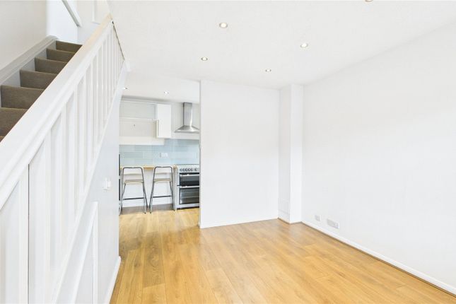 2, Palmer Crescent, Chertsey photo 2