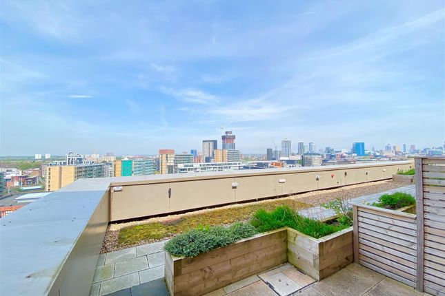 Thumbnail Flat to rent in Sky Gardens, Spinners Way, Manchester
