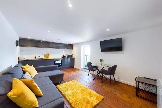Flat 6, The Lodge, High Street, Lydney photo 5