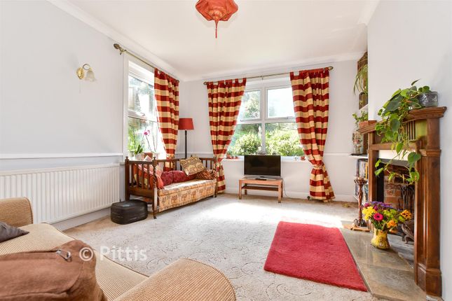 2-bed flat on Bay Trees, Broadway, Totland Bay, £235,000
