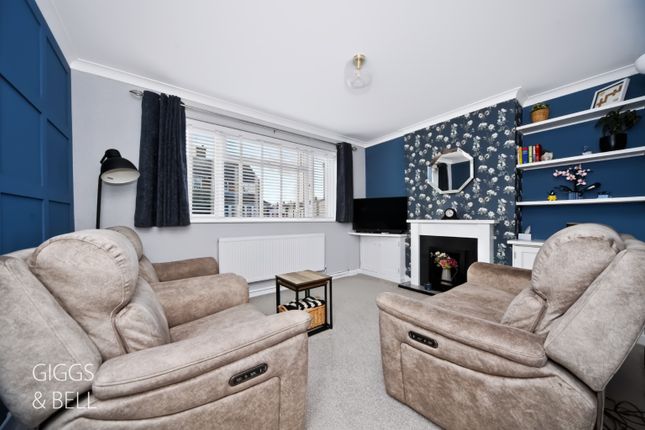 50 Blackthorn Drive, Luton, Bedfordshire photo 2