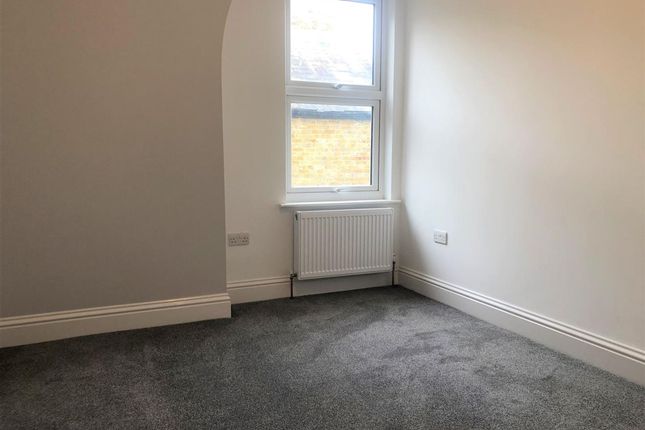 Flat to rent in Lyndhurst Avenue, Margate