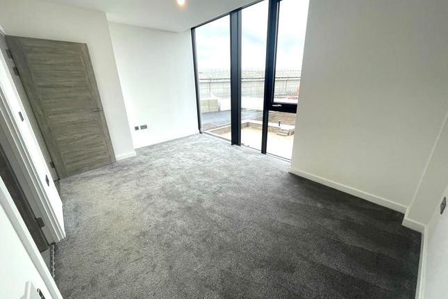Apt 30, Milton Keynes photo 4
