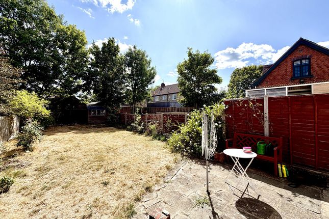 40, Elm Road, Chessington photo 5