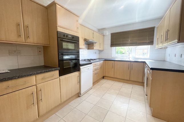 Flat to rent in Princes Road, Buckhurst Hill
