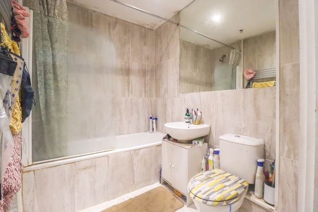 Flat for sale in Riverside Close, Romford