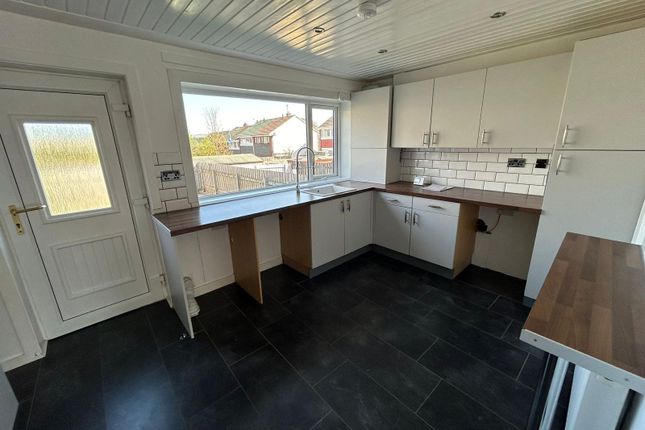 25, Pitroddie Gardens, Dundee photo 4