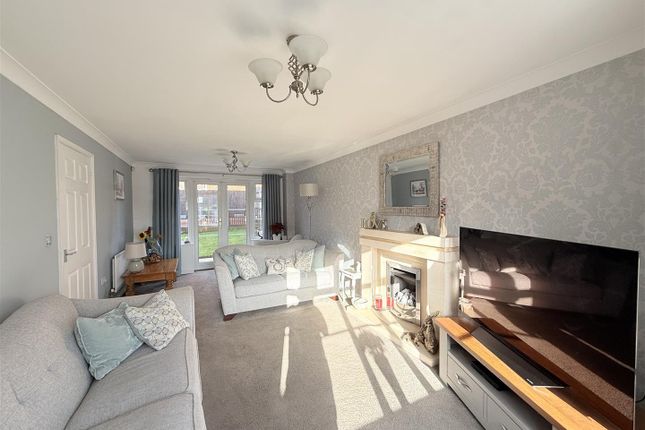 28, Milne Close, Dukinfield photo 4