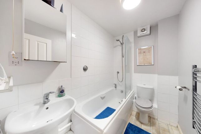 17 St. Peters Close, Ruislip, Greater London photo 2