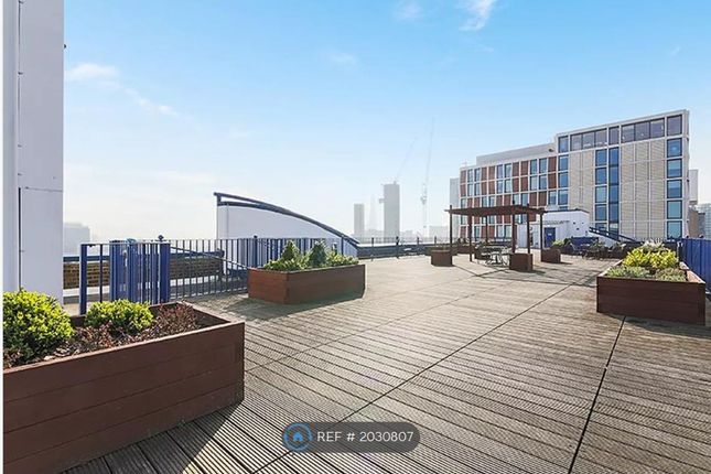 Apartment, Skyline Plaza Building Commercial Road, London photo 3
