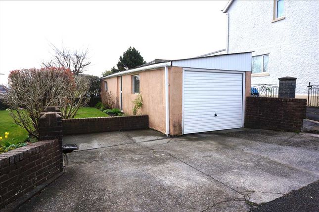Detached Garage :