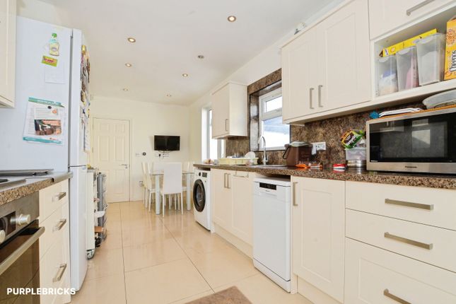 87, Sandringham Gardens, London photo 4