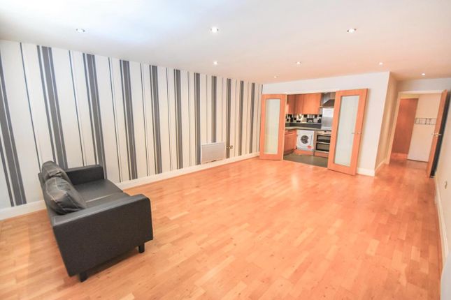 Flat to rent in High Street, Brentford