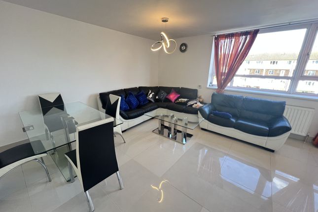 22, Gardner House, Feltham photo 2