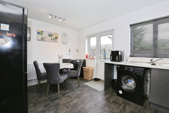 8, Monks Close, Peterborough photo 3