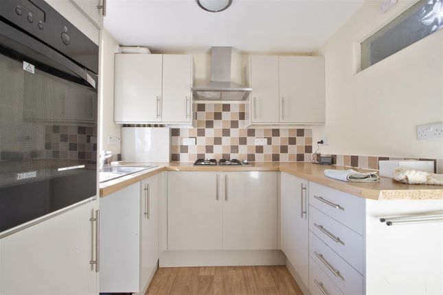 2 Holly Court,, Glenthorne Close, Chesterfield photo 2