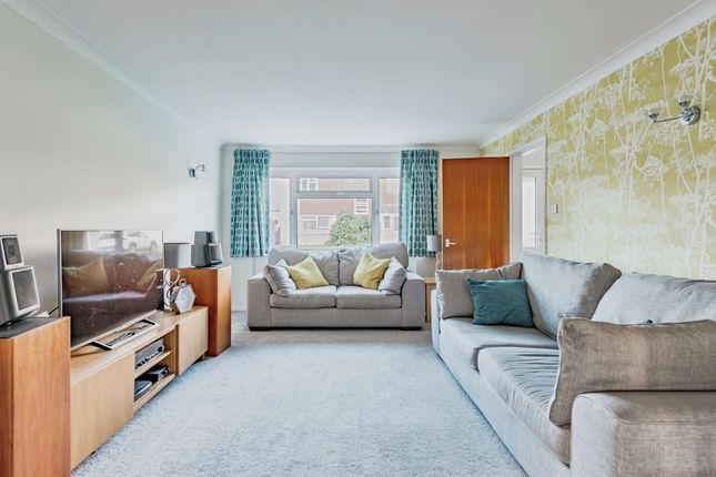 2, Wesley Close, Horley photo 4