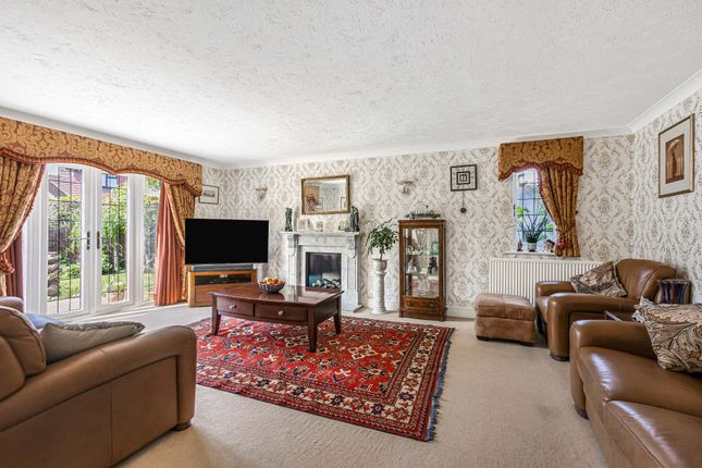 27 Richardson Crescent, West Cheshunt photo 2