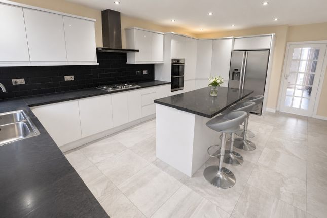 15, Felstead Close, Luton photo 2