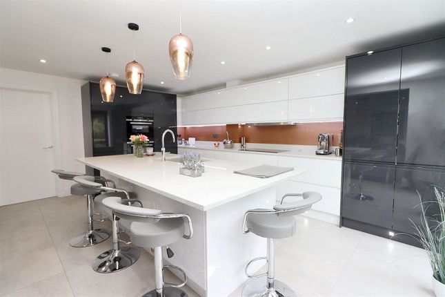 8, May Gardens, Borehamwood photo 4