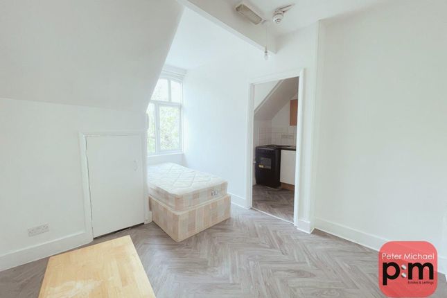 Thumbnail Studio to rent in Victoria Road, London