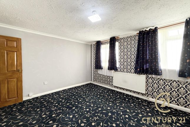 Parkfield Drive, NORTHOLT photo 2