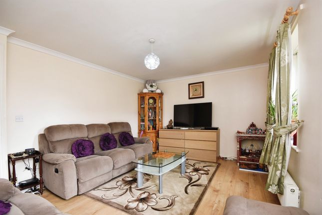 Flat for sale in Norwich Crescent, Chadwell Heath, Romford