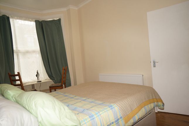 Flat to rent in 135 Glengall Road, London