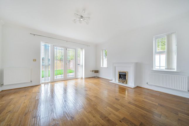 26, Dettingen Crescent, Camberley photo 2