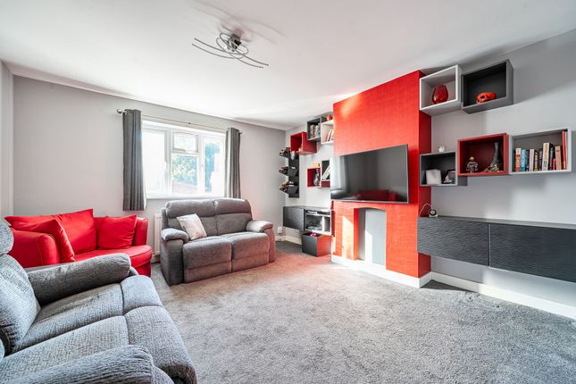 7 Rosehill Gardens, Abbots Langley photo 2