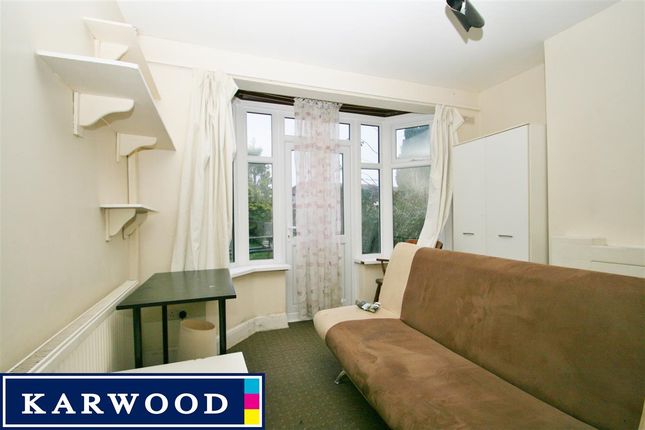 28, Marlow Gardens, Hayes photo 2