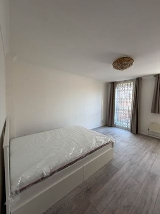 6, Kemps Drive, Saltwell Lane, London photo 2