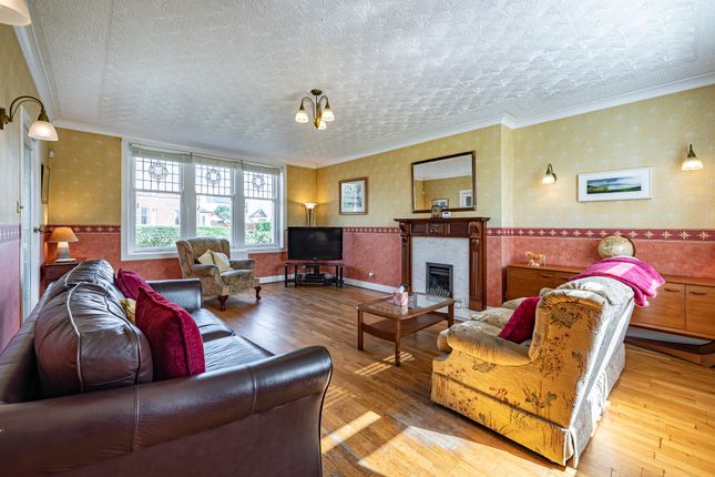 18 Thorn Drive, Burnside, Glasgow photo 3