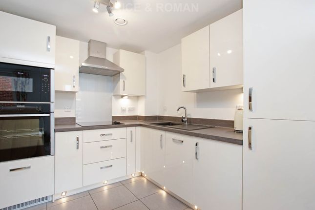 Flat 4 Holly Place, High Street, Cobham photo 4