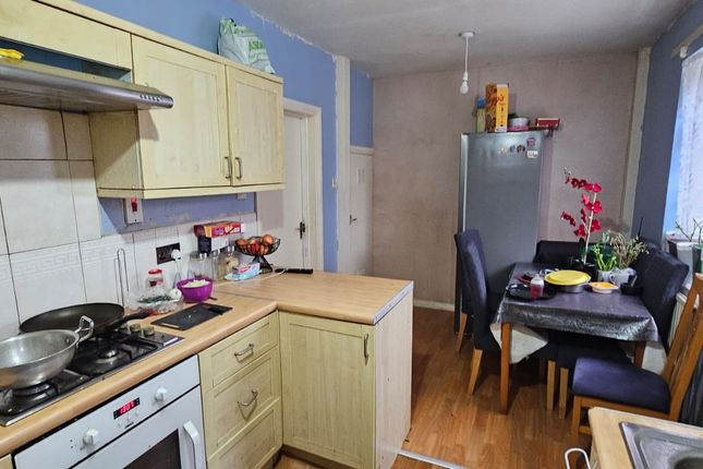 Town house for sale in Canterbury Avenue, Bradford