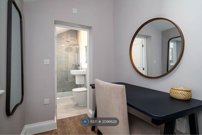 Flat to rent in Doughty Street, London