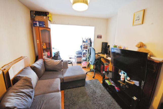 62, King Georges Avenue, Watford photo 2