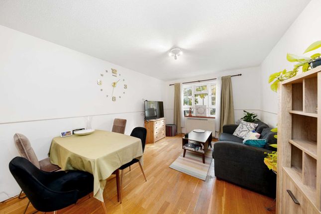 Flat for sale in Thornhill Road, Leyton, London