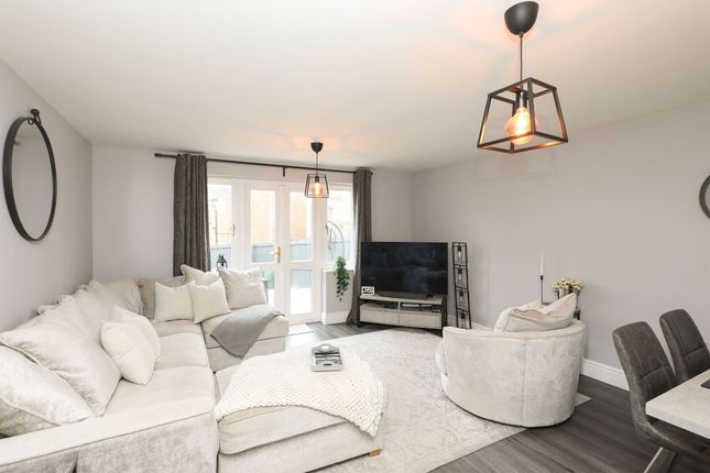 7 Juniper Close,, Chesterfield photo 2