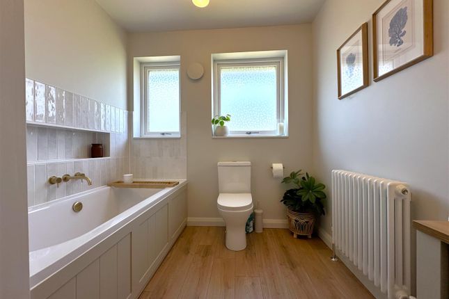 Lovely Three-Piece Bathroom 092