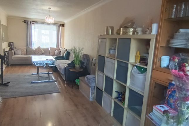 15K, Hannards Way, Hainault photo 3