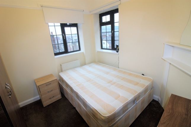 Flat to rent in Grafton Place, London