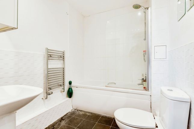 Flat for sale in Orpen Close, Swindon, Wiltshire