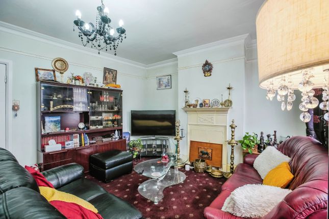 358, Lower Addiscombe Road, Surrey photo 2