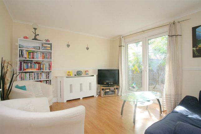 Terraced house to rent in Bedford Hill, London