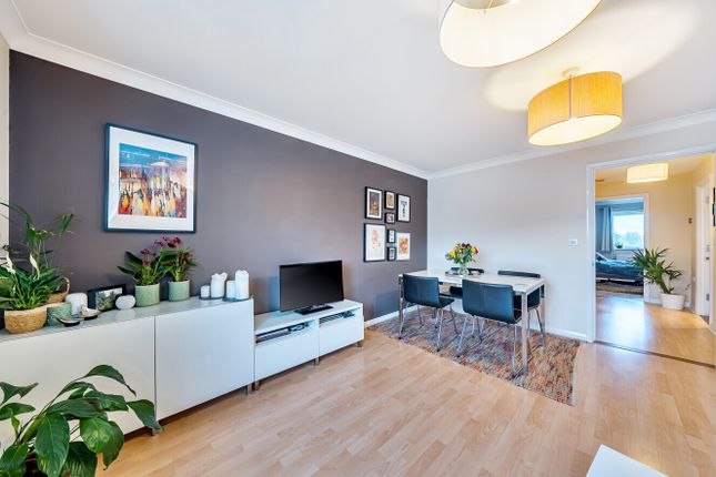 Flat 18, Churchill House, 184, Tooting Borders, Mitcham photo 2