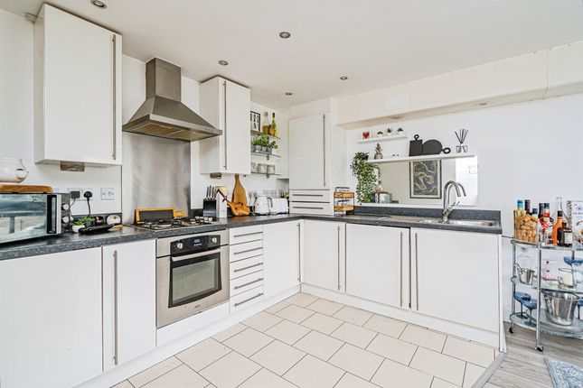 37, Donnington Court, Dudley photo 4