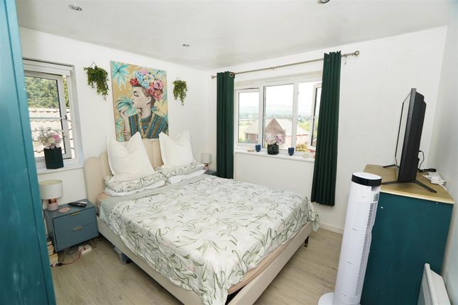 40, Owsten Court, Bolton photo 4