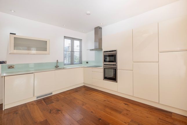 First Floor Flat, 148, Upper Richmond Road West, London photo 4