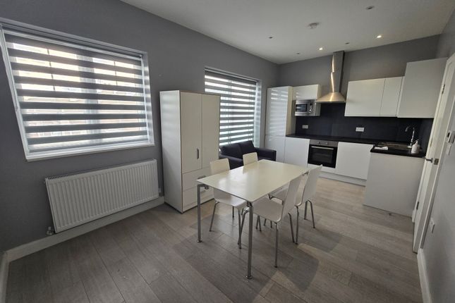 Thumbnail Duplex to rent in Gibbons Mews, London